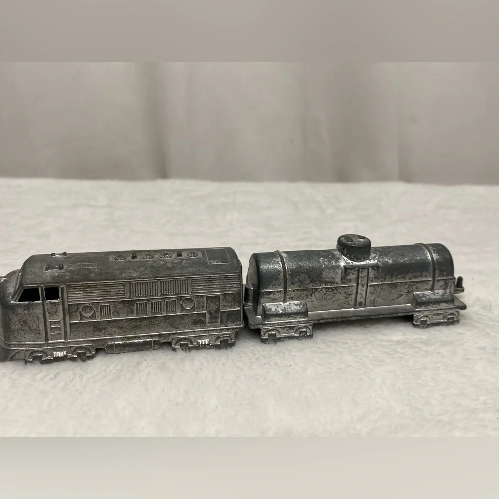 midgetoy vintage metal toy train Lot Of 2 Train Cars - Picture 9 of 16